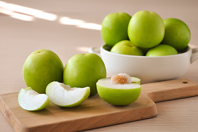 切開後的雪麗蜜棗露出細緻雪白的果肉，飽滿多汁的斷面令人垂涎，是來自優質果園的美味獻禮